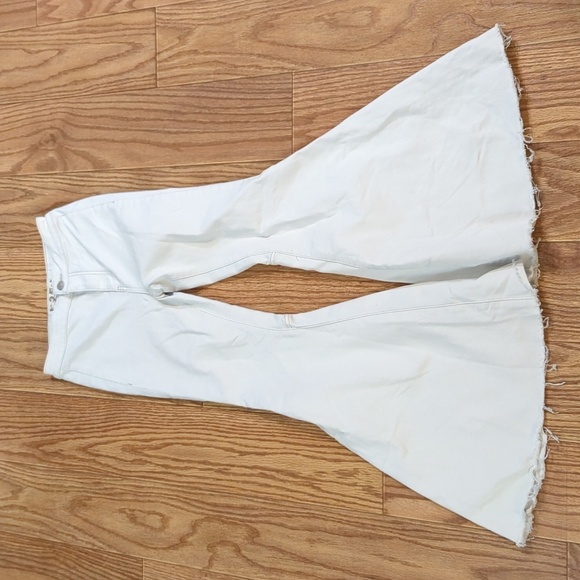 We The Free Denim - White bell bottom Boho jeans mid-rise w/ stretch & frayed hem, We the Free 25"
